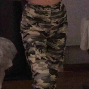  - Madlady cargopants i stretchiga material, i strl XS men passar även S. Använd fåtal gånger 
