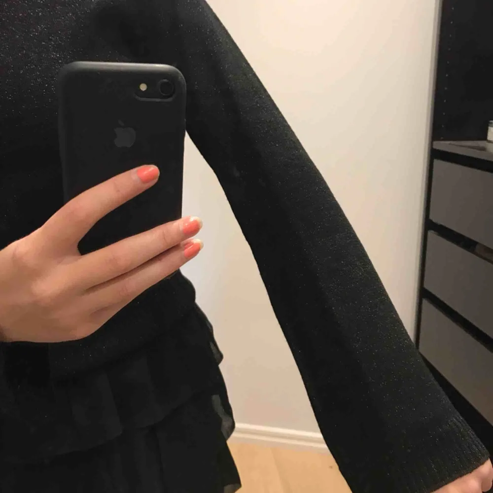 Jättesnygg svart glittrig tröja som man kan ha off-shoulder om man vill, går även att ha båda över båda axlarna, JÄTTEFIN!  🗯fraktar alltid med video/bildbevis, frakt står köparen för (63kr)🗯. Tröjor & Koftor.