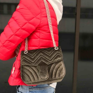  - Bra skick endast att knappen har åkt av men de finns en knapp på bak sidan så man kan stänga den❤️