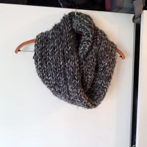  - Jätteskön halsduk stickad som en rundel, bara att lägga runt halsen