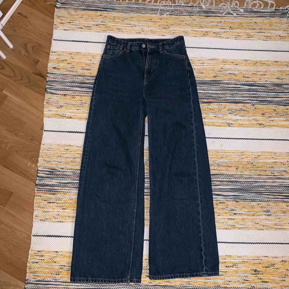 Vida mörkblåa jeans i modellen Ace från Weekday. Storlek 25/30. Använda fåtal gånger, säljer pga förstora för mig. Frakt tillkommer, kontakta mig för fler bilder/info!   BUDGIVNING PÅGÅR . Jeans & Byxor.
