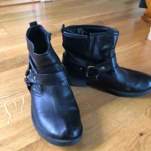  - Svarta kängor från HM , knappt använda så är i bra skick. Kan skickas men köparen får stå för frakt. 