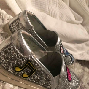  - Knappt använda sneakers från replay  Helt ok i storleken  Priset går att diskutera   Originalpris 1300kr 