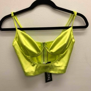  - Neongrön topp från Boohoo ✨ Urskuren detalj under brösten! Storlek M 