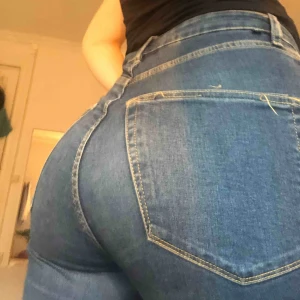  - Super sköna och fina jeans som kramar om rumpan fint 🥰 