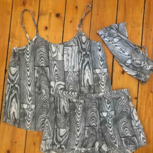  - Pyjamas från monki. Kan mötas upp i Gbg, annars tillkommer frakt✨