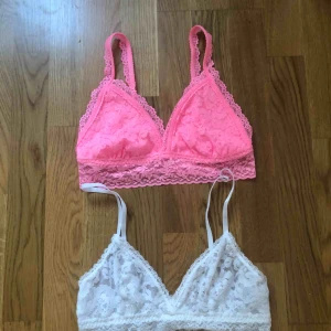  - Två spetstoppar, den rosa i storlek M och den vita i storlek 38. En för 20 :- eller båda för 30 :-❣️