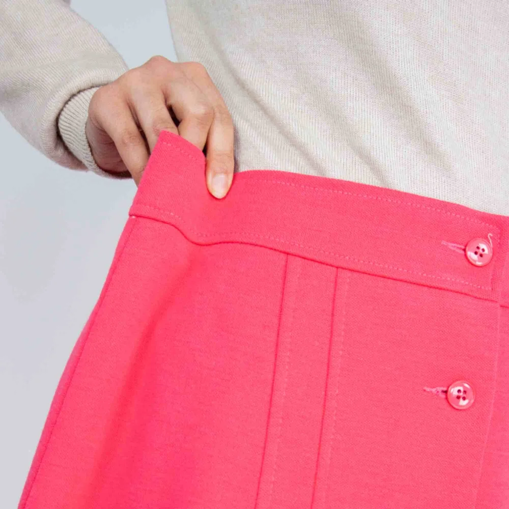 Vintage 70s wool buttoned midi skirt in coral pink Almost invisible marks on the back SIZE Label: 6, fits best S Model: 165/XS Measurements (flat): length: 71 waist: 37 Free shipping! Read the full description at our website majorunit.com No returns. . Kjolar.