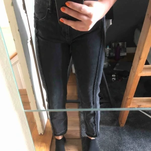  - Jättefina raka jeans från Mango men tyvärr fel storlek för mig😢 Köpte för mindre än ett år sedan och har använt kanske 2-3 gånger. Fraktkostnad tillkommer