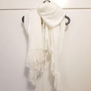  - Fin halsduk i använt skick. Inköpt på H&M Fransar