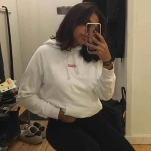  - Skitsnygg Levi'S hoodie köpt på Nelly.com för drygt två månader sedan. Använd 3-4 ggr. Jag är i storlek S men denna passar jättebra ändå och är inte supertight, lagom enligt mig. Fraktkostnad tillkommer😊