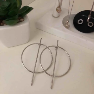  - Endast testade men superfina örhängen! 🤩 Köparen står för eventuell frakt! 🥰