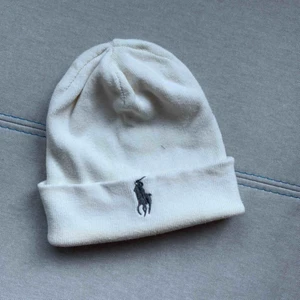  - Beige/vit polo ralph lauren mössa. Använd 2 eller 3 gr. Onesize och unisex. Kan mötas upp i Göteborg eller fraktas:)