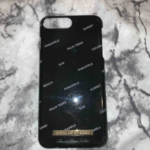  - Skal från Ideal Of Sweden. Repigt då det är använt mycket. Passar iPhone 8+