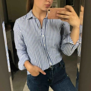  - Vit/randig skjorta Strl. 38  Kan hämtas i uppsala eller skickas mot fraktkostnad🌟