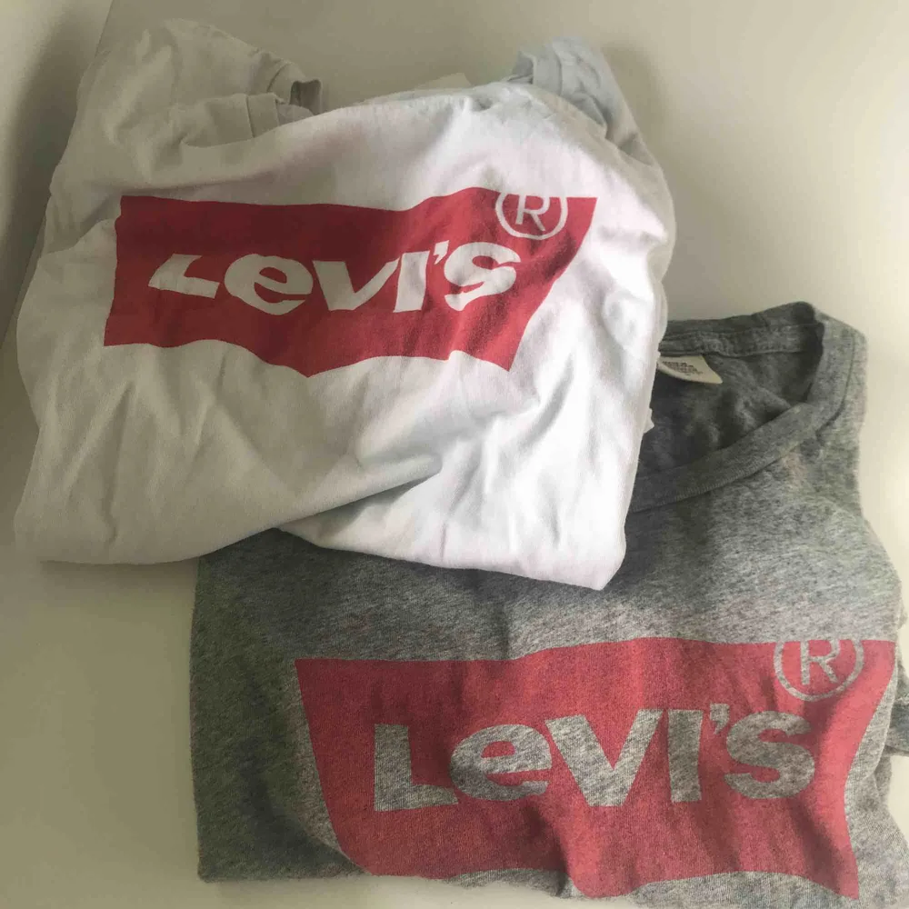 Säljer dessa två Levis T-shirts för 100 annars säljer jag ett par för 60. Fraktar eller så möter jag upp i Göteborg . Skjortor.