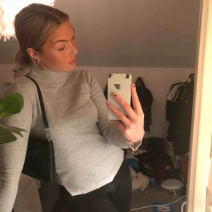  - En halvpolo som är från lager 157. Den är i ett roffat material. Använd ett få talgånger så den är i dra skick! Köparen står för frakten 🧡