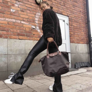  - Slutsålda skinnbyxor (imitation) 