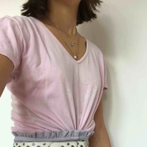  - Assnygg rosa t-shirt. Frakt inräknat i priset. Trycket är aningen slitet men i övrigt mycket bra kvalite utan skador