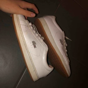  - Lacoste skor som nya använda max 4 gg dom är äkta!!! Priset då jag vill bli av med allt så säljer billigt !