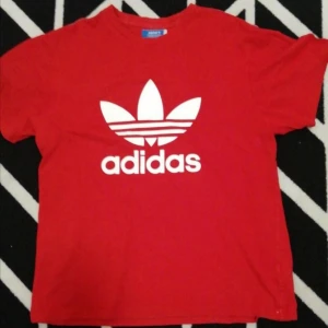 Adidas t shirt - Det är XL fas mer som M-XL sitter oversize på dig som är S  kan mötas upp i vvasastan.Priset kan diskuteras!