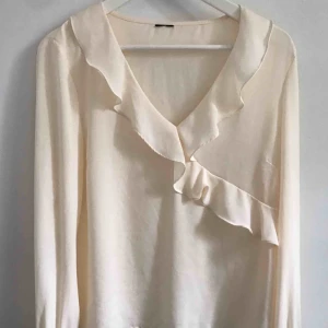  - Fin gräddvit blus från Gina Tricot. Storlek 38 men lappen är bortklippt. 