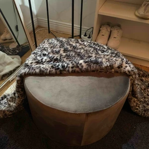  - Säljer min mörkgråa sammets puff för ska göra om rummet.  +frakt 