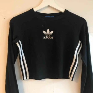  - En fin adidas tröja, lite kortare vid magen, aldrig använd  Du står för frakten