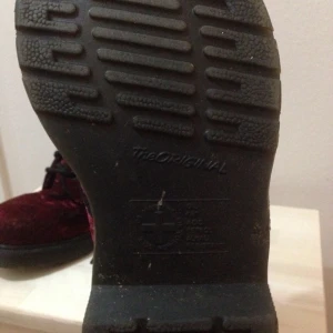  - Dr Martens i röd sammet. Sparsamt använda och i väldigt fint skick. De är dessutom veganska. 
Finns i Stockholm och jag kan mötas upp, de kan också skickas mot frakt! 

