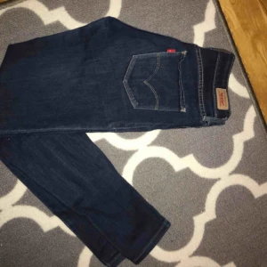  - Tighta jeans från Levis. Stl: 0/25 (xs/s. korta i längden)  Du betalar frakten, jag står inte för postens strul. Kan mötas upp i Sthlm.