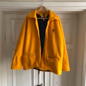  - Ultra fet fleece med fodring från Tommy Hilfiger. Kan hämtas i Uppsala eller skickas mot fraktkostnad 