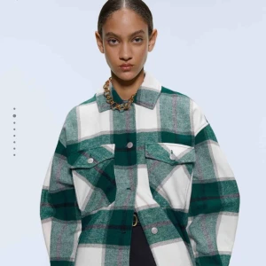  - Superfin och trendig jacka ifrån Zara i storlek M. Den är slutsåld i alla storlekar på hemsidan.