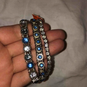  - 1. Tre armband aldrig använda 10kr 2. Örhängen i två pack. 5kr för varje pack 3.Armband 10kr