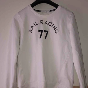  - Sail racing tröja Nypris 500kr. Storlek M, passar även S. Tyvärr ett litet hål vid ärmen men inget som märks, man kan samt vika upp så detta ej syns. Även lite mörkare vid ärmkanterna, därav priset. Viker du de syns det inte! 