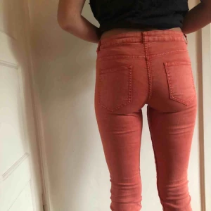  - Jeans med stretch i storlek 40. På bilden är dom lite förstora för mig. 