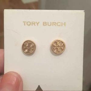 - Tory burch örhängen. Knappt använda.