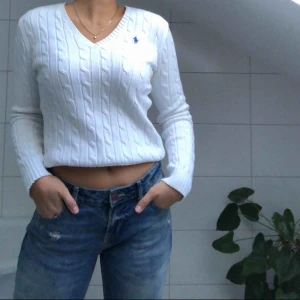  - Fräsch och nästintill oanvänd stickad Ralph Lauren tröja. Ordinarie pris ligger på 1200kr så detta är ett kap! 
