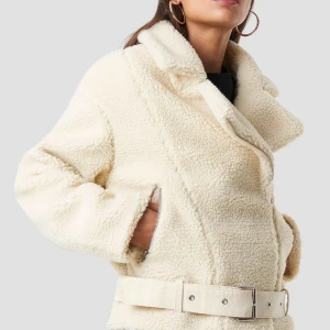  - Säljer ”Teddy” jacket från NAKD. Strl 42, blir inte så jätte oversized, utan mer får plats med en hoodie under!