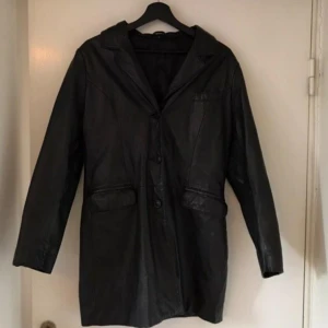  - Säljer denna älskade skinnkappan som tyvärr blivit för liten <3 På mig som är 170 slutar den en bit över rumpan. Det är äkta skinn och passar nog bäst på dig som är storlek S!