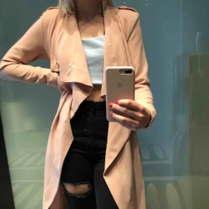  - Jättefin kappa med fint material. Har massa detaljer som knappar, midjeband, fickor och tunt axelvadd. Säljs för ej min stil längre men tycker den fortfarande är väldigt fin😢💗 