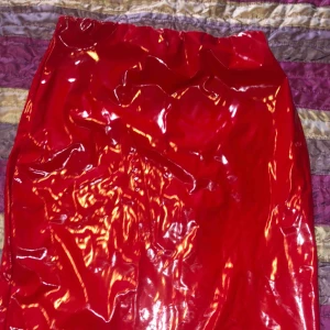  - fin lackkjol i röd färg 