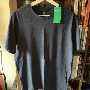  - Marinblå tröja från H&M i storlek M, aldrig använd! Säljs pga används aldrig. Kan mötas upp i Stockholm, annars står köpare för frakt. 