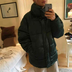  - Varm och snygg dunjacka från monki (frakten ligger på 100 kr)