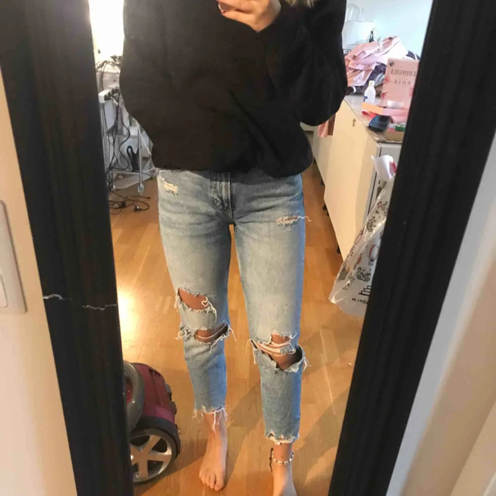 Behrska boyfriend jeans i fint skick köpta i london. Inklöpspris 399kr . Jeans & Byxor.