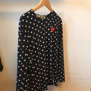  - CDG PLAY Longsleve. Sitter som Small/Medium