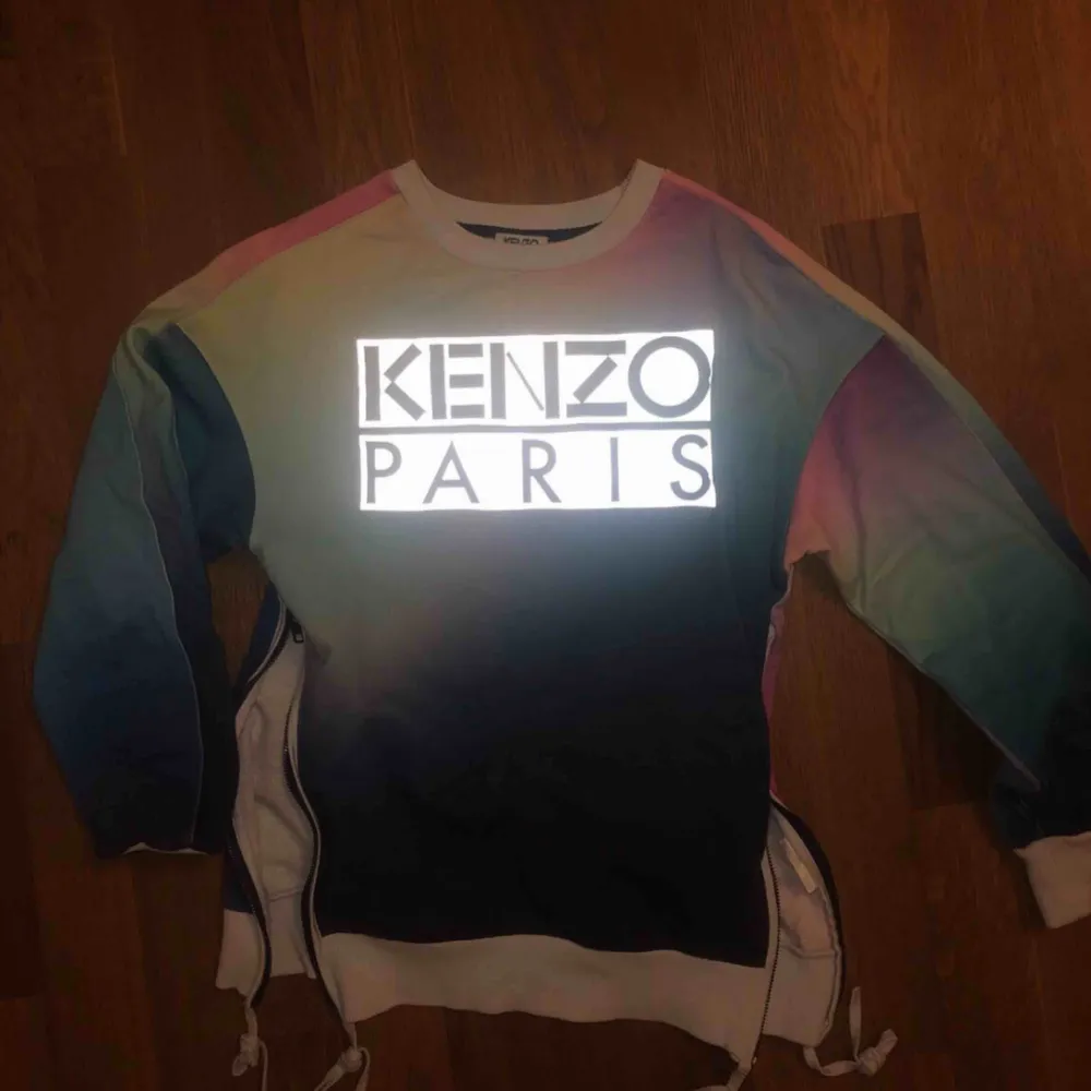 KENZO PARIS - köpt för ca 3000 kr. Aldrig sett någon liknande Kenzo-tröja tidigare - regnbågs tiedye tryck .. Hoodies.