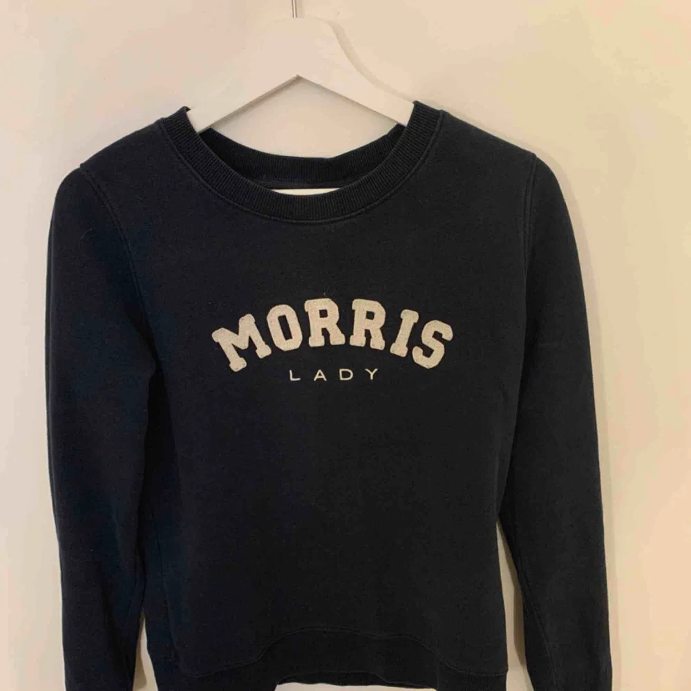En Marinblå Morris tröja, ej använd så mycket fint skick . Hoodies.