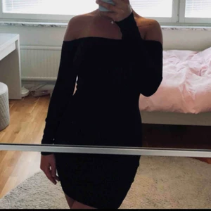  - Super fin klänning från Nelly med endast använd 2gngr! ❤️ (första bilden är inte jag)