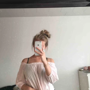  - Finaste färgen på finaste sommarblusen!! Volanger på kanterna upptill gör detaljerna oslagbart snygga! Otroligt söt och ett kap rent ut sagt!