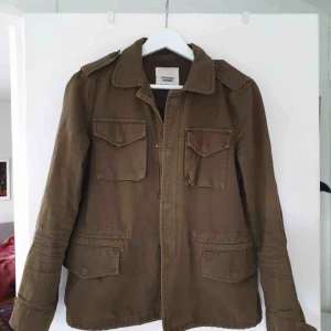 - Grönbrun utility-jacka från Mango. Ser mer brun ut på bild. Rejäl och i bra kvalitet, använd en del men fortfarande i bra skick. Frakt ingår!